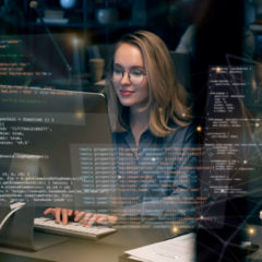 Imagem de uma mulher trabalhando com programação, imagem relacionada a API