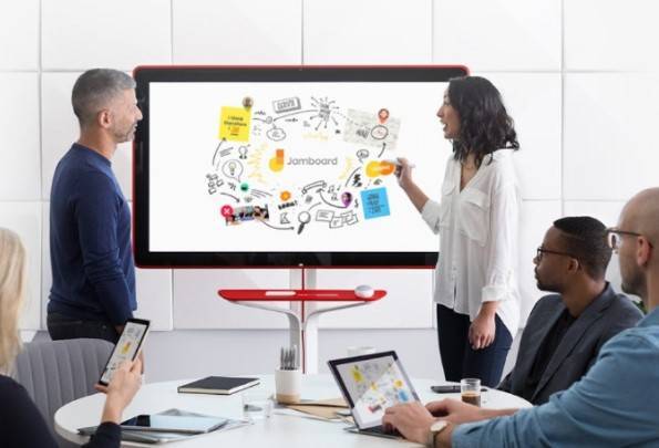 Google Jamboard na B2B Stack Imagem ilustrativa de uma reunião onde pessoas estão utilizando o Jamboard do Google
