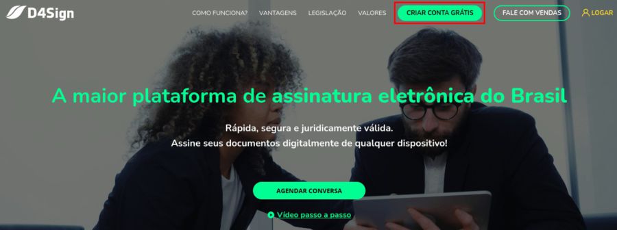 Imagem da página inicial do site do D4Sign. A imagem tem um texto na cor verde sobrepondo uma imagem com uma mulher e um homem analisando algum documento em um tablet