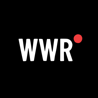 Logo do We Work Remotely representado com as letras WWR e um ponto em vermelho acima da letra R. O fundo da imagem é preto e as letras são brancas