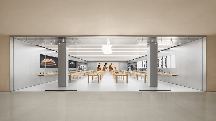 Imagem de um loja da Apple com mesas, banners e o logo que é uma maça marketing multicanal 