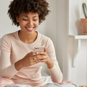 Imagem de uma mulher realizando uma pesquisa de satisfação no celular, imagem relacionada com pesquisa NPS