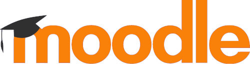 Logo da empresa Moodle com letras na cor laranja e um chapéu de estudante na cor preta em cima da letra 'm'