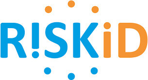 Logo da RiskID. O logo possui as letras 'I' substituídas por interrogação. O logo possui as cores azul e laranja