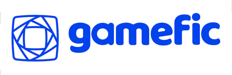 Logo da empresa Gamefic. Do lado esquerdo do nome a um desenho geométrico e o logo todo tem a cor azul escuro