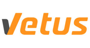 Logo da empresa Vetus, concorrente do Simplesvet. O logo da Vetus tem a cor laranja 