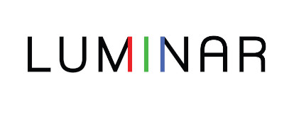 Logo do Luminar. O logo possui três linhas com três cores diferentes entre as letras m, i en do nome. Na ordem, as cores são vermelho, verde e azul.  A solução é concorrente com produtos adobe