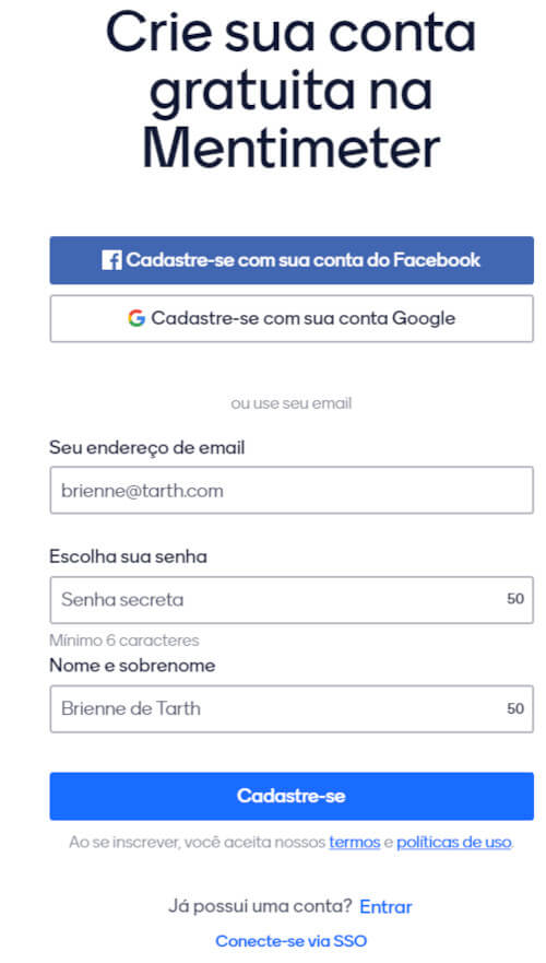 Formulário de acesso com opção de acesso via conta google e facebook acima, campo para preenchimento no meio e botão de cadastro abaixo