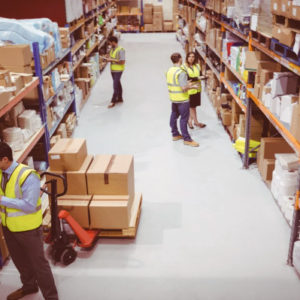 Imagem de trabalhadores em um estoque, relacionado a Supply Chain Management