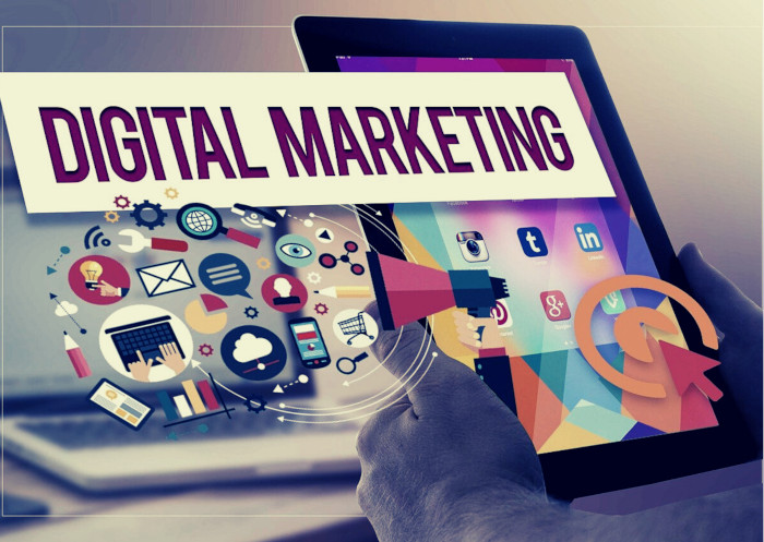 Imagem de uma pessoa segurando um tablet com desenhos acima com diversos ícones e um texto destacado escrito 'marketing digital'