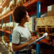 Fotografia de uma mulher trabalhando em uma gestão de fornecedores ou Supply Chain