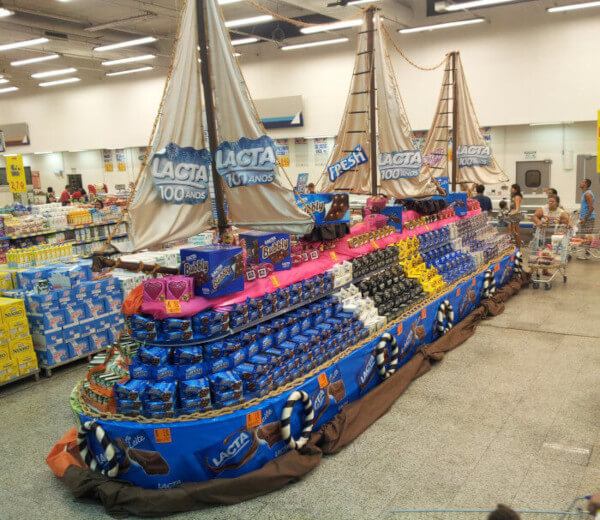 Imagem mostrando um barco feito com chocolates em um mercado. A ideia aqui é mostrar um exemplo de Trade marketing