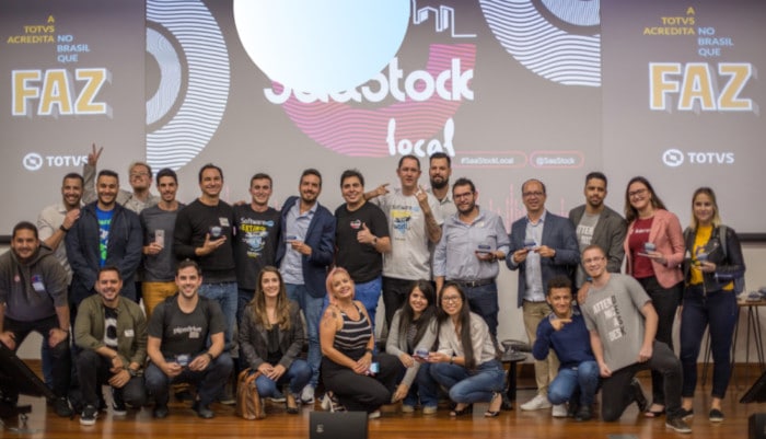 Imagem de pessoas em um palco que foi do evento de premiação dos melhores software em 2020 no B2B Awards