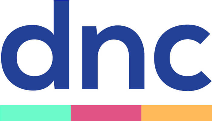 Logo do DNC com uma linha abaixo do nome com três cores. verde, rosa e laranja. O nome tem a cor azul