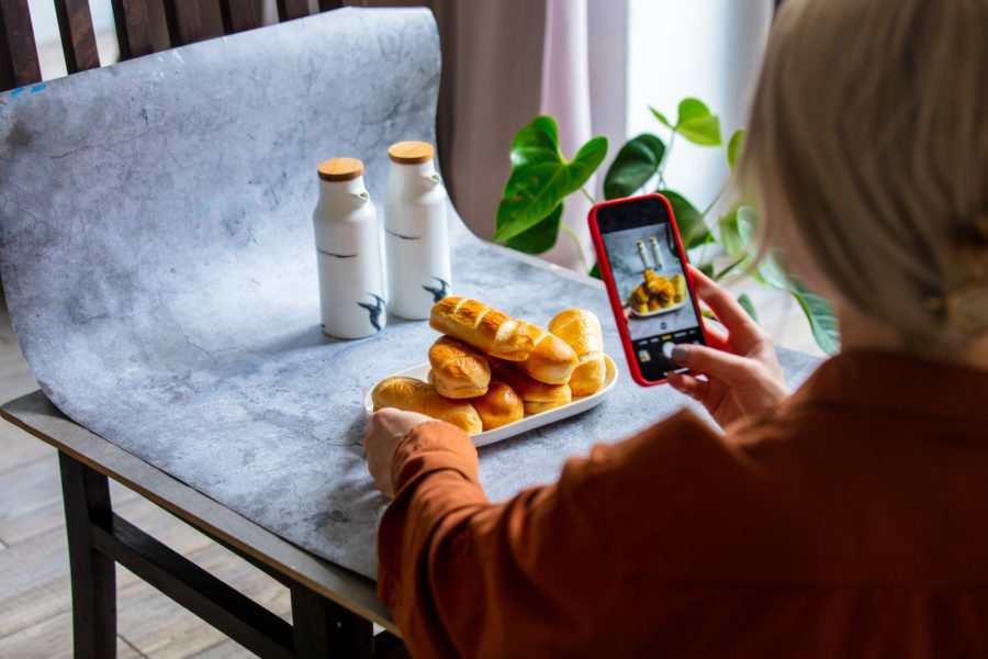 Mulher faz uma foto de produto para vender online na Internet a partir de casa