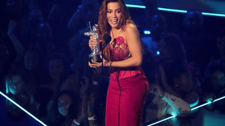 Anitta de vestido vermelho quando ganhou o VMA