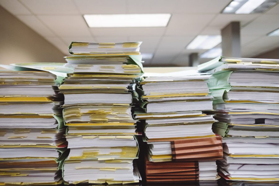Imagem mostra como a falta de gestão documental prejudica a organização de documentos