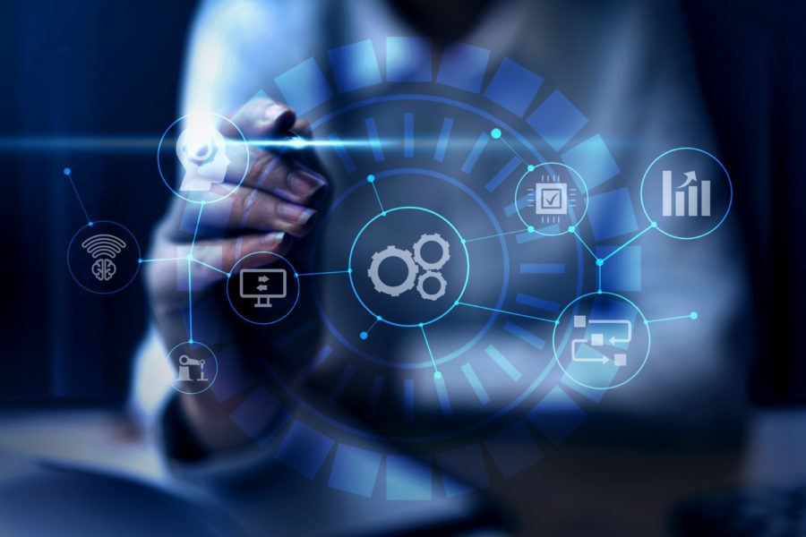 Fotografia de uma pessoa tocando em uma tela com sobreposição de simbolos ligados à tecnologia e automação de marketing