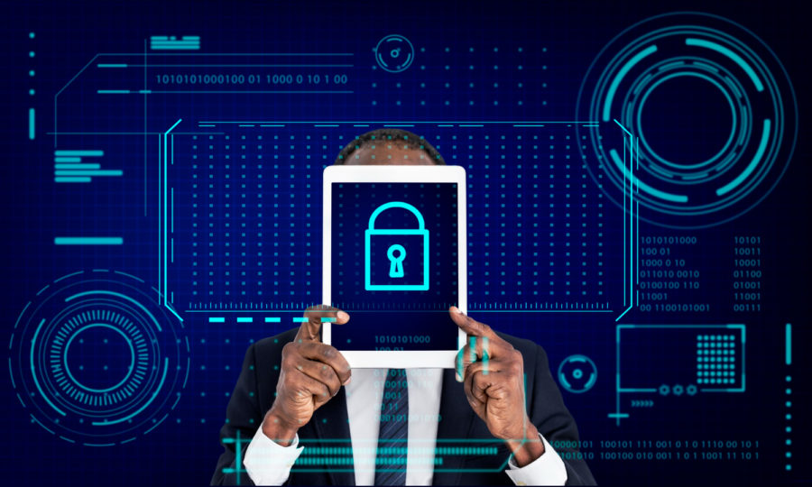 Imagem de um homem segurando um tablet com simbolo de cadeado, imagem relacionada com a cibersegurança de sistemas